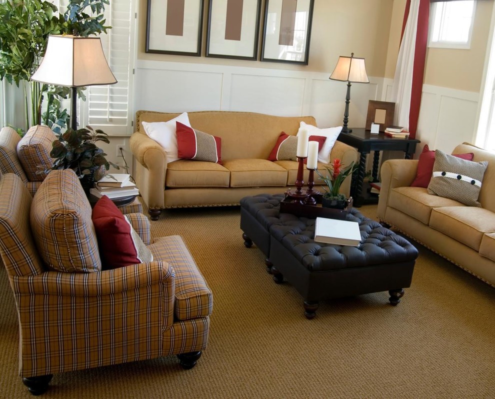 На фото: маленькая парадная, изолированная гостиная комната в современном стиле с ковровым покрытием для на участке и в саду с