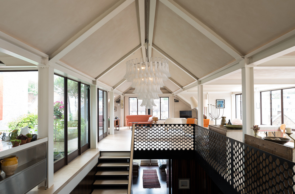 Idee per un soggiorno minimal stile loft con pareti beige e parquet chiaro