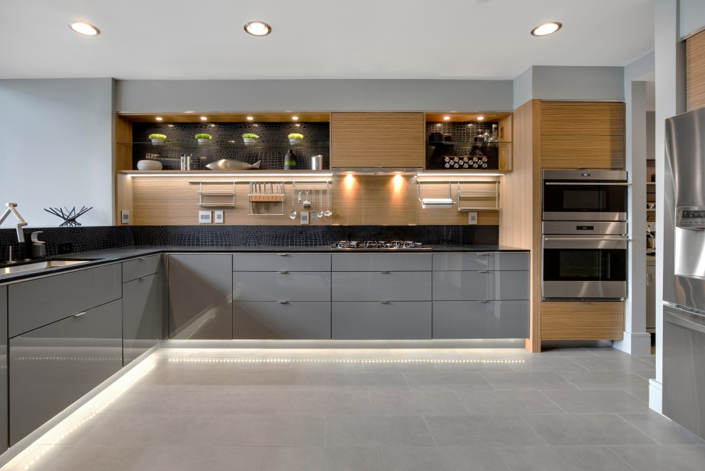 Cette photo montre une cuisine moderne de taille moyenne avec parquet clair et un sol gris.