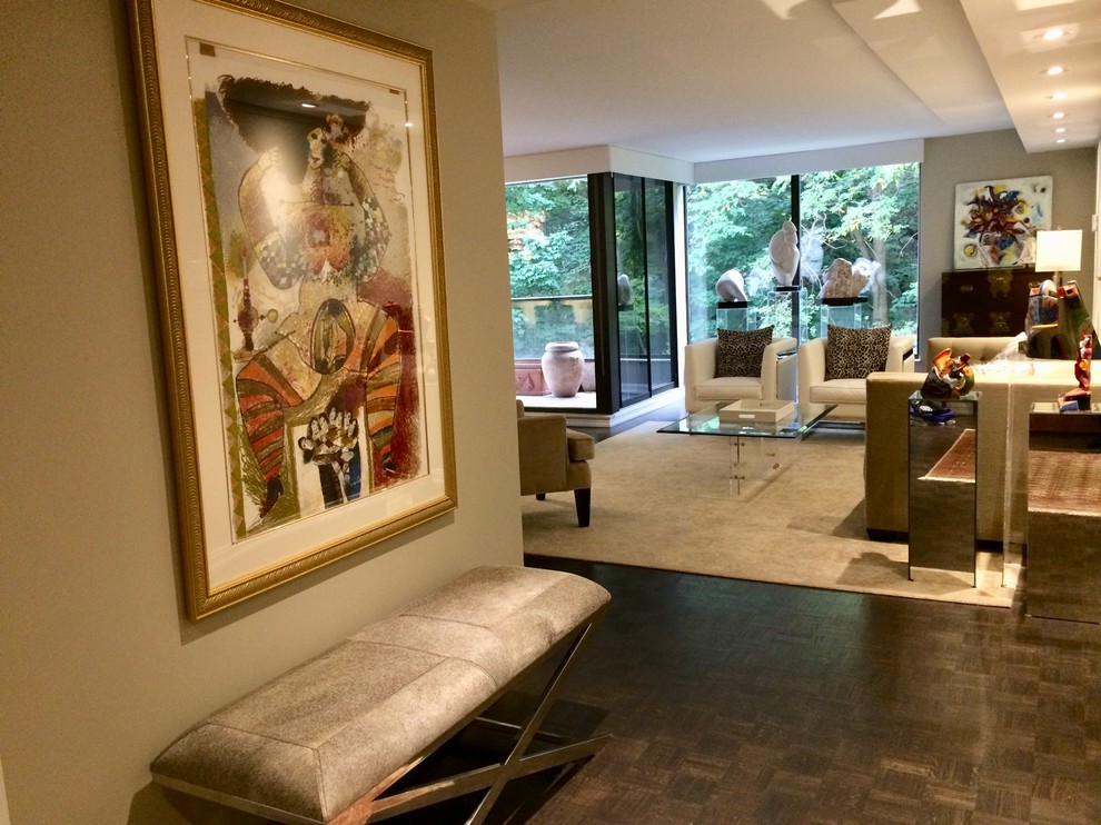 Foto di un grande soggiorno bohémian aperto con sala formale, pareti grigie, parquet scuro, nessun camino, nessuna TV e pavimento marrone