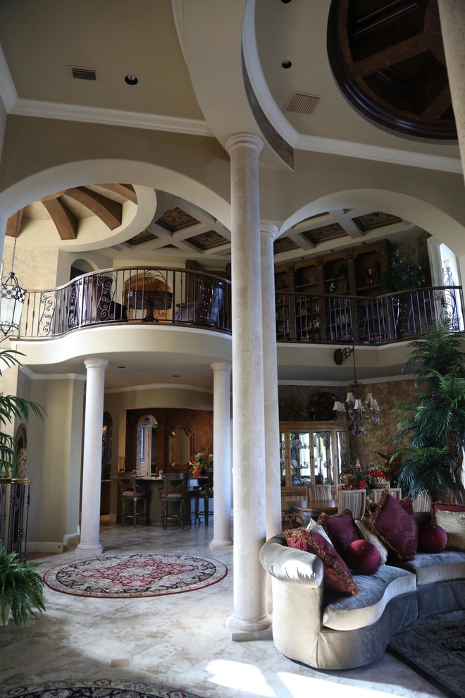 На фото: гостиная комната в средиземноморском стиле с