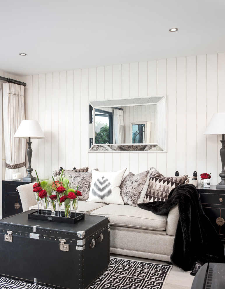 Foto di un soggiorno classico con pareti bianche e parquet chiaro