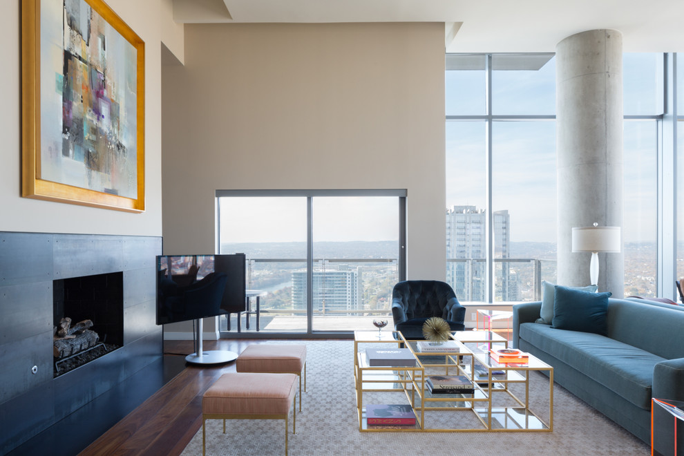 Offenes Modernes Wohnzimmer mit weißer Wandfarbe, dunklem Holzboden, Gaskamin und freistehendem TV in Austin