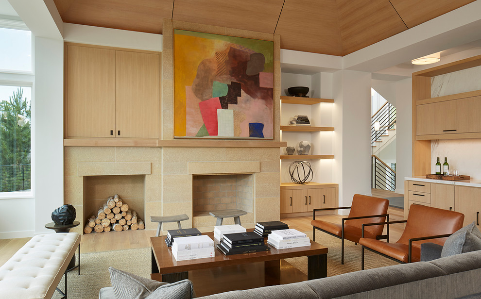 Идея дизайна: парадная, изолированная гостиная комната в современном стиле с белыми стенами, светлым паркетным полом и стандартным камином без телевизора