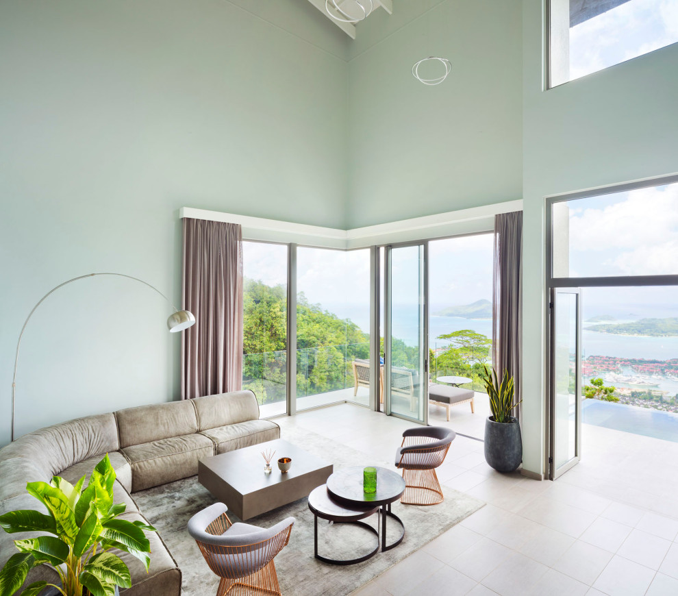 Идея дизайна: большая открытая гостиная комната в стиле модернизм с белыми стенами, бетонным полом и серым полом без камина, телевизора
