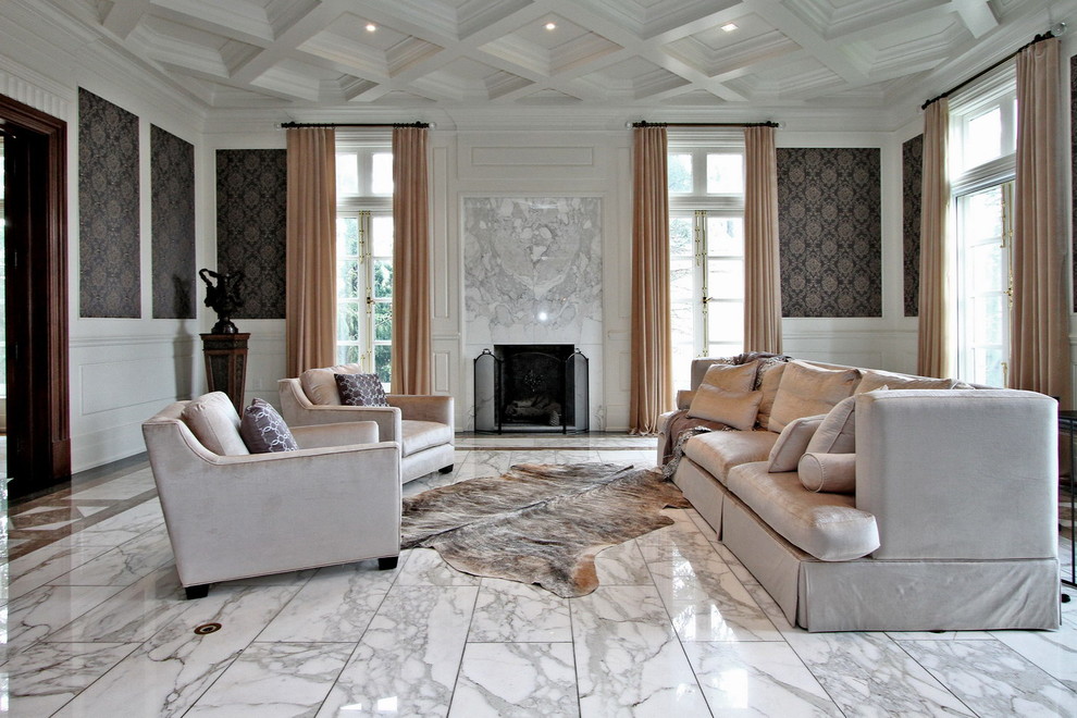 Стильный дизайн: парадная, изолированная гостиная комната в стиле неоклассика (современная классика) с мраморным полом, фасадом камина из камня, разноцветными стенами, стандартным камином, белым полом и красивыми шторами - последний тренд