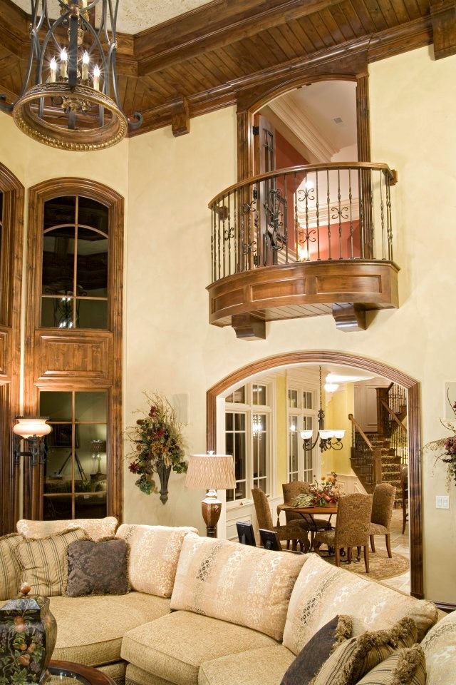 Inspiration för stora klassiska separata vardagsrum, med ett finrum, beige väggar och mellanmörkt trägolv
