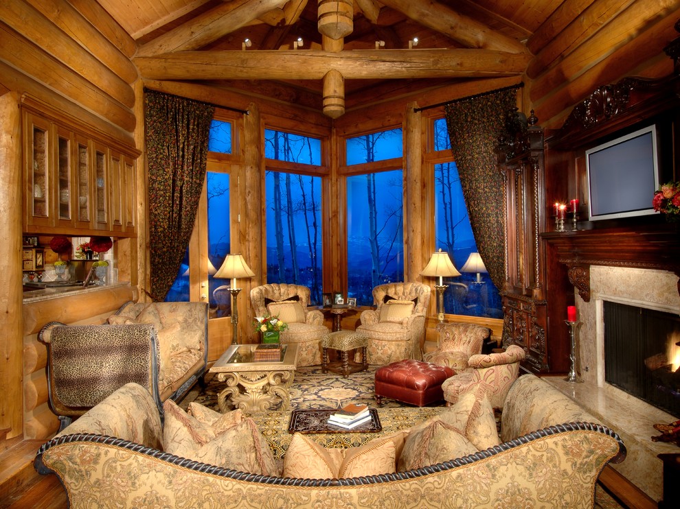 Immagine di un soggiorno rustico chiuso con sala formale, pavimento in legno massello medio, camino classico e TV a parete
