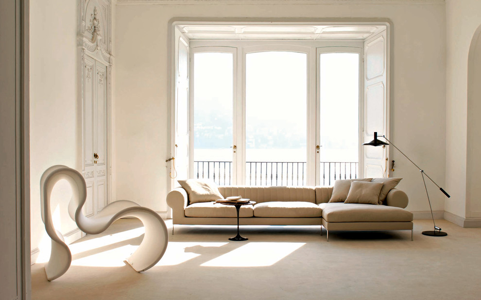 Immagine di un grande soggiorno contemporaneo aperto con sala formale, pareti bianche e moquette