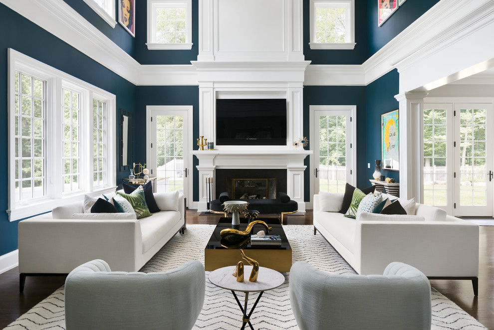 Idee per un soggiorno chic aperto con sala formale, pareti blu, pavimento in legno massello medio, camino classico, TV a parete e pavimento marrone