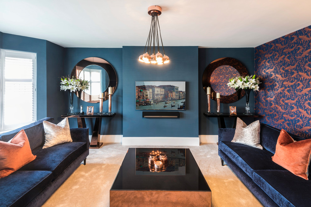 ケントにある高級なトランジショナルスタイルのおしゃれなリビング (青い壁、カーペット敷き、ベージュの床、壁掛け型テレビ) の写真