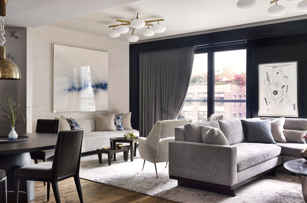 Стильный дизайн: гостиная комната:: освещение в стиле неоклассика (современная классика) с черными стенами, паркетным полом среднего тона и коричневым полом - последний тренд