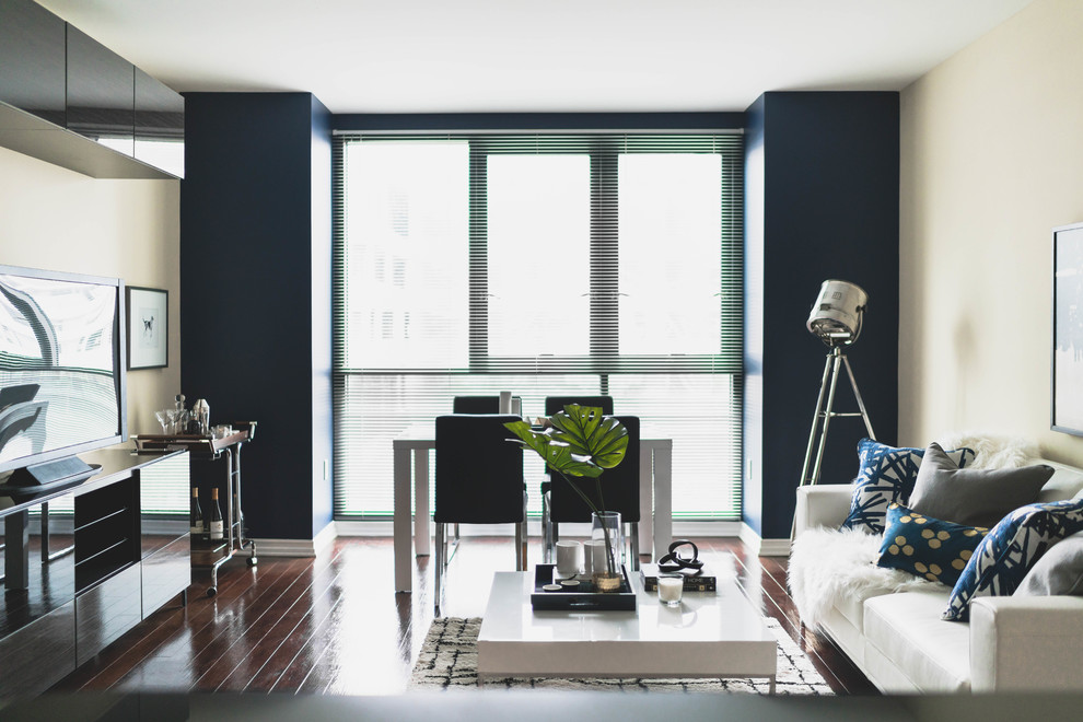 Inredning av ett modernt mellanstort allrum med öppen planlösning, med blå väggar, vinylgolv och en fristående TV