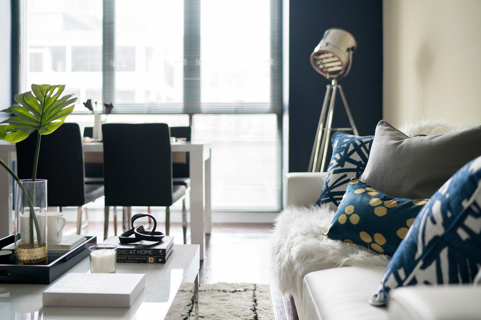 Ispirazione per un soggiorno contemporaneo di medie dimensioni e aperto con pareti blu, pavimento in vinile e TV autoportante