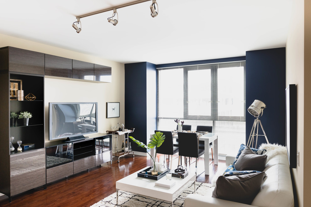 Свежая идея для дизайна: открытая гостиная комната среднего размера в современном стиле с синими стенами, полом из винила и отдельно стоящим телевизором - отличное фото интерьера