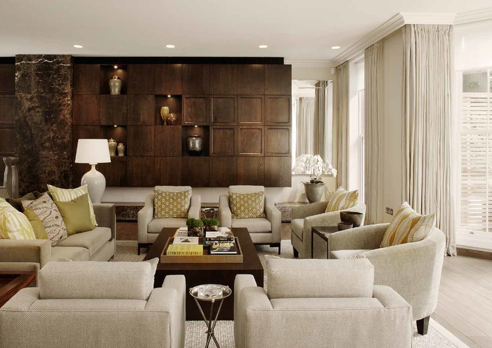 Großes, Repräsentatives, Fernseherloses, Abgetrenntes Modernes Wohnzimmer ohne Kamin mit beiger Wandfarbe und hellem Holzboden in London