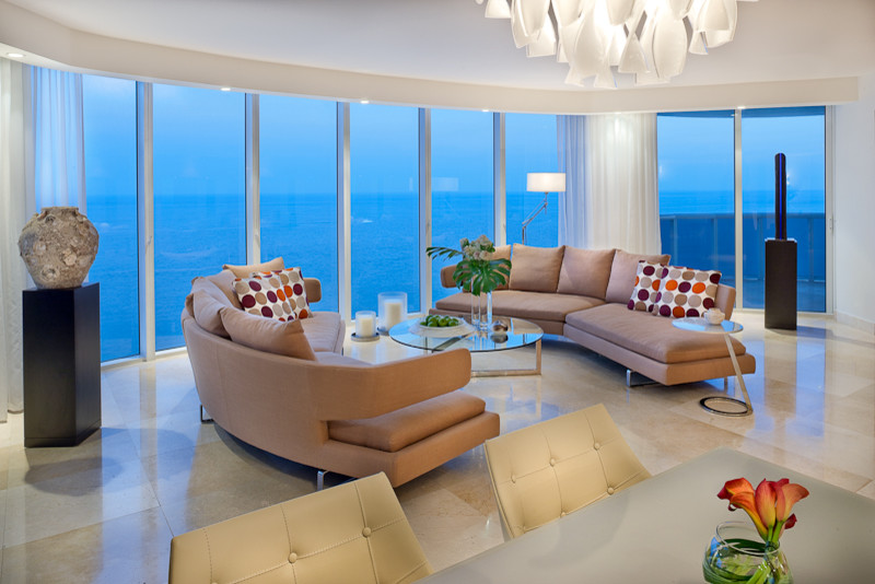 Großes, Repräsentatives, Abgetrenntes Modernes Wohnzimmer mit weißer Wandfarbe und Marmorboden in Miami