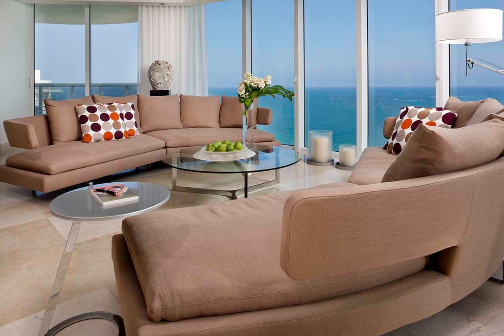 Immagine di un grande soggiorno minimalista aperto con sala formale, pareti bianche e pavimento in marmo
