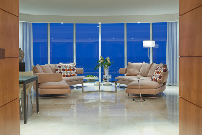 Aménagement d'un grand salon moderne ouvert avec une salle de réception, un mur blanc et un sol en marbre.
