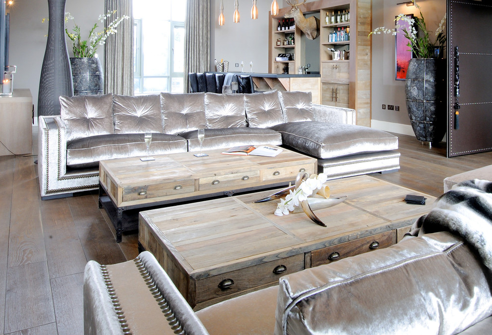 Diseño de salón con barra de bar abierto contemporáneo extra grande con paredes grises y suelo de madera clara