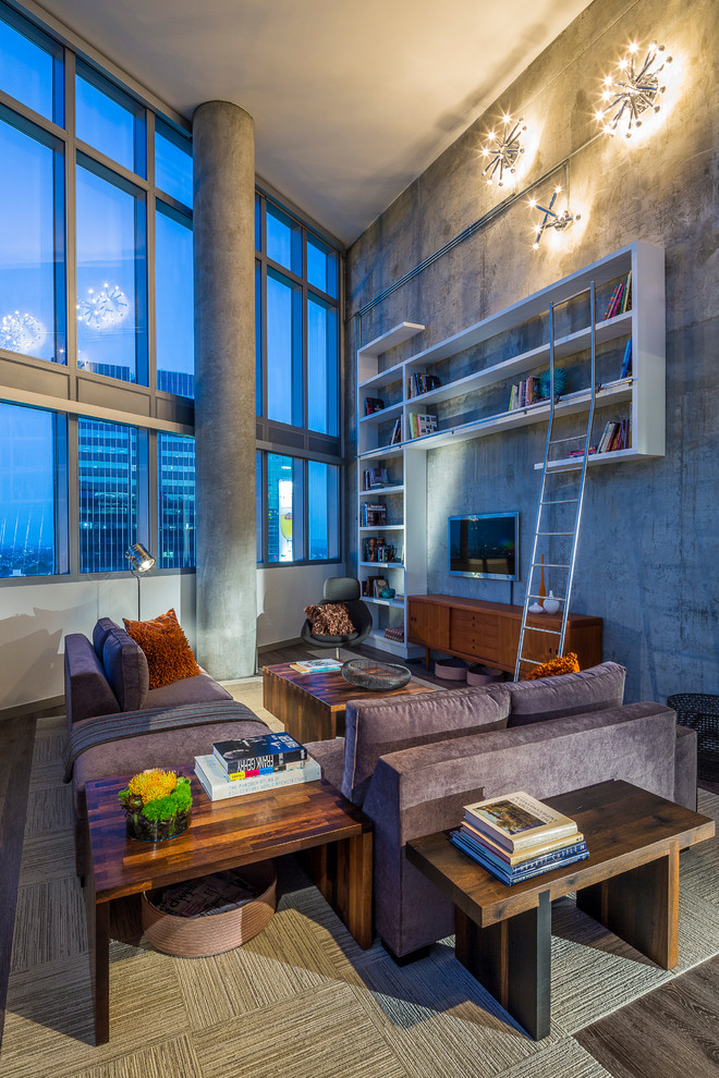Идея дизайна: большая двухуровневая гостиная комната в современном стиле с телевизором на стене