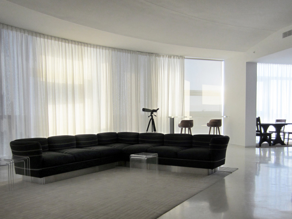 Modernes Wohnzimmer im Loft-Stil mit verstecktem TV in New York