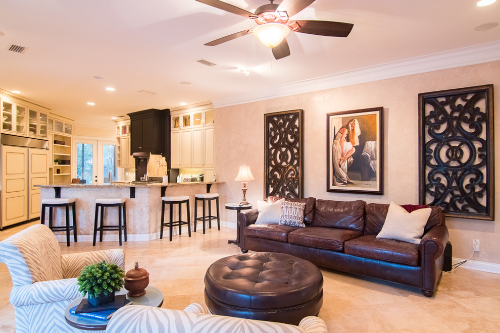 Offenes Mediterranes Wohnzimmer mit beiger Wandfarbe, Marmorboden und Multimediawand in Jacksonville