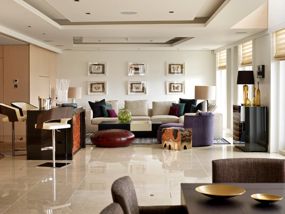 Cette photo montre un salon tendance ouvert avec une salle de réception, un téléviseur encastré et un sol beige.