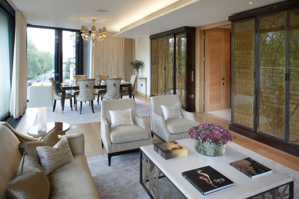 Ispirazione per un soggiorno contemporaneo di medie dimensioni con sala formale, pareti beige, pavimento in legno massello medio e parete attrezzata