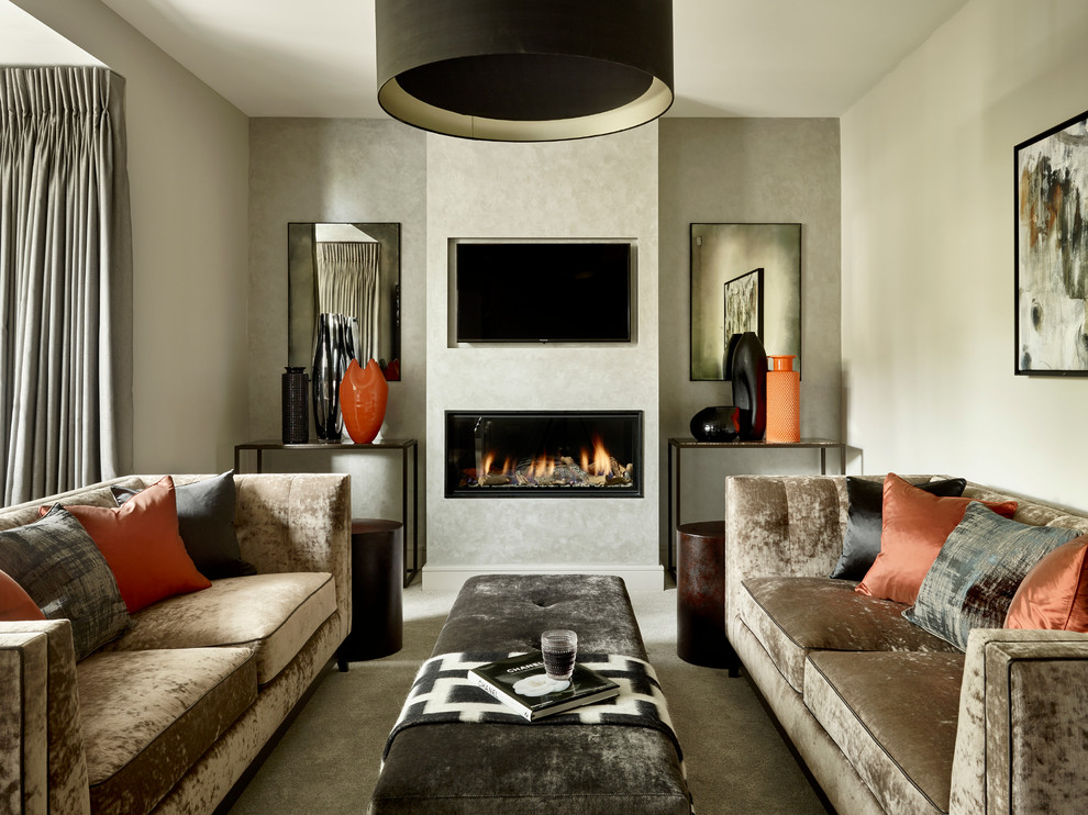 他の地域にあるコンテンポラリースタイルのおしゃれなリビング (グレーの壁、横長型暖炉、壁掛け型テレビ、茶色いソファ) の写真