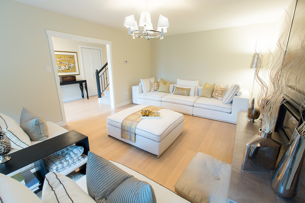 Großes, Repräsentatives, Abgetrenntes Klassisches Wohnzimmer mit beiger Wandfarbe, hellem Holzboden, Gaskamin und gefliester Kaminumrandung in Vancouver