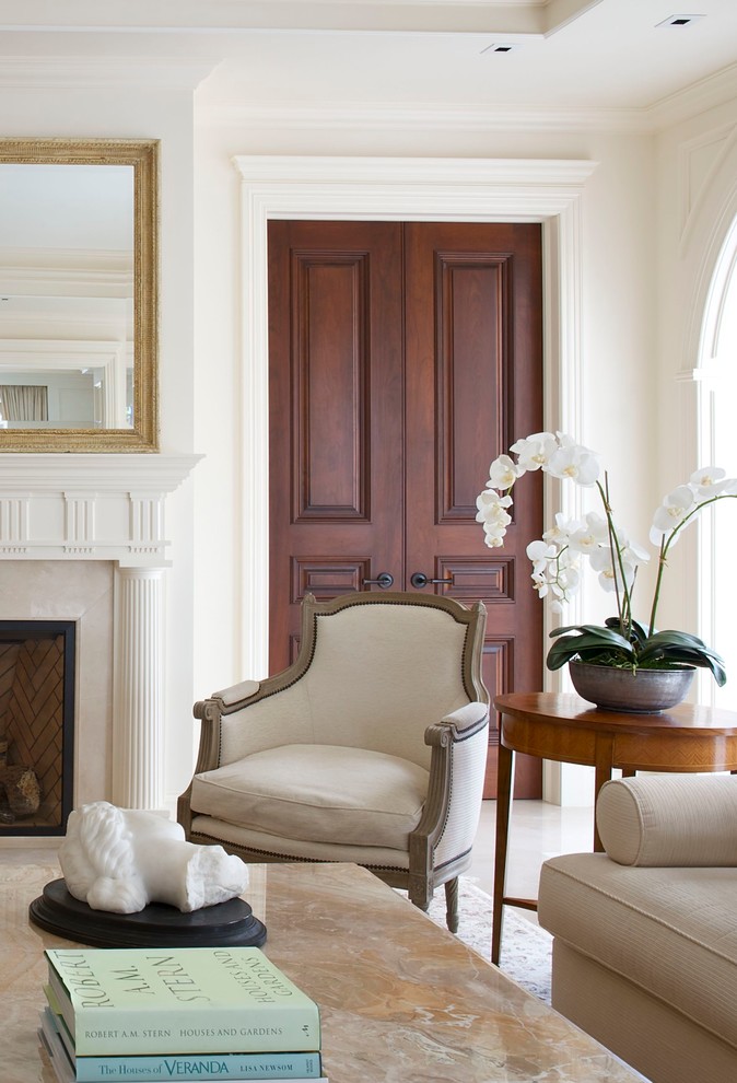 Großes, Repräsentatives, Fernseherloses Klassisches Wohnzimmer im Loft-Stil mit beiger Wandfarbe, braunem Holzboden, Kamin und verputzter Kaminumrandung in Montreal