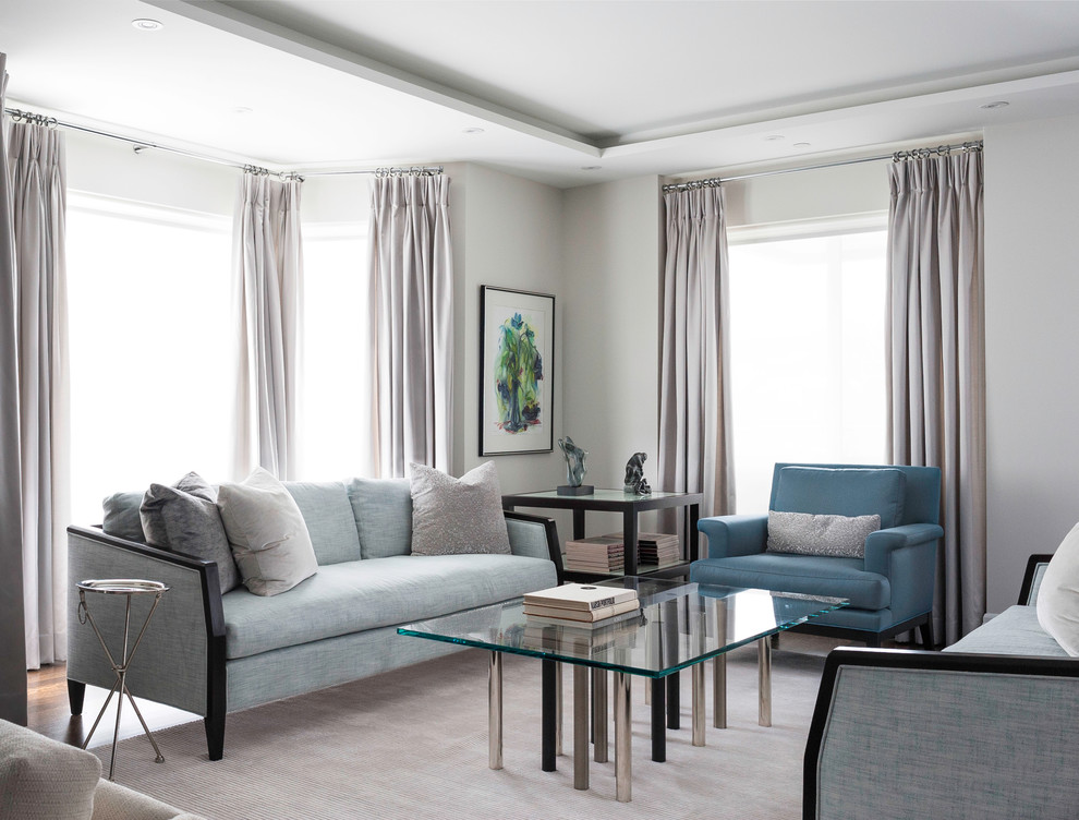 На фото: парадная, открытая гостиная комната в стиле неоклассика (современная классика) с серыми стенами без камина, телевизора
