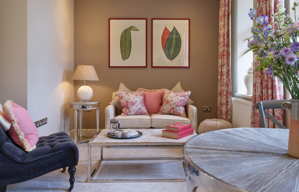 Стильный дизайн: парадная, изолированная гостиная комната в стиле неоклассика (современная классика) с белыми стенами, ковровым покрытием и бежевым полом без камина, телевизора - последний тренд