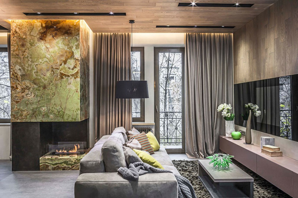 Mittelgroßes Asiatisches Wohnzimmer mit grauer Wandfarbe, braunem Holzboden, Eckkamin, TV-Wand und grauem Boden in London