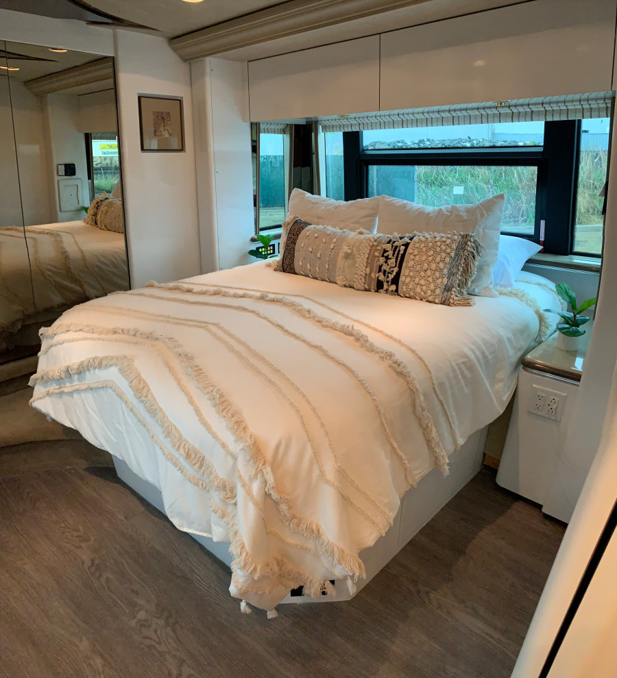 Immagine di una piccola camera da letto shabby-chic style con pareti bianche