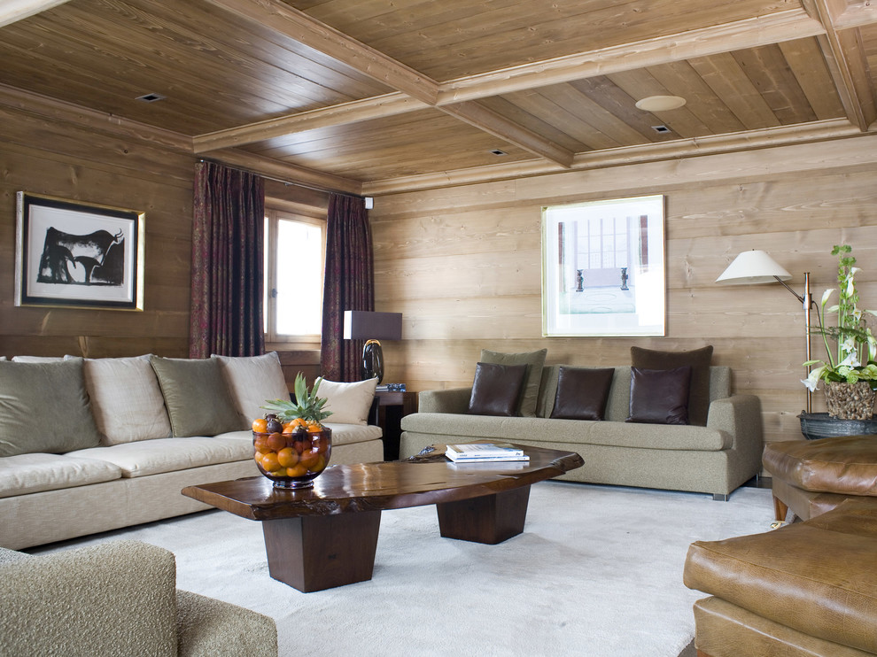 Идея дизайна: большая изолированная гостиная комната в стиле рустика с ковровым покрытием без камина