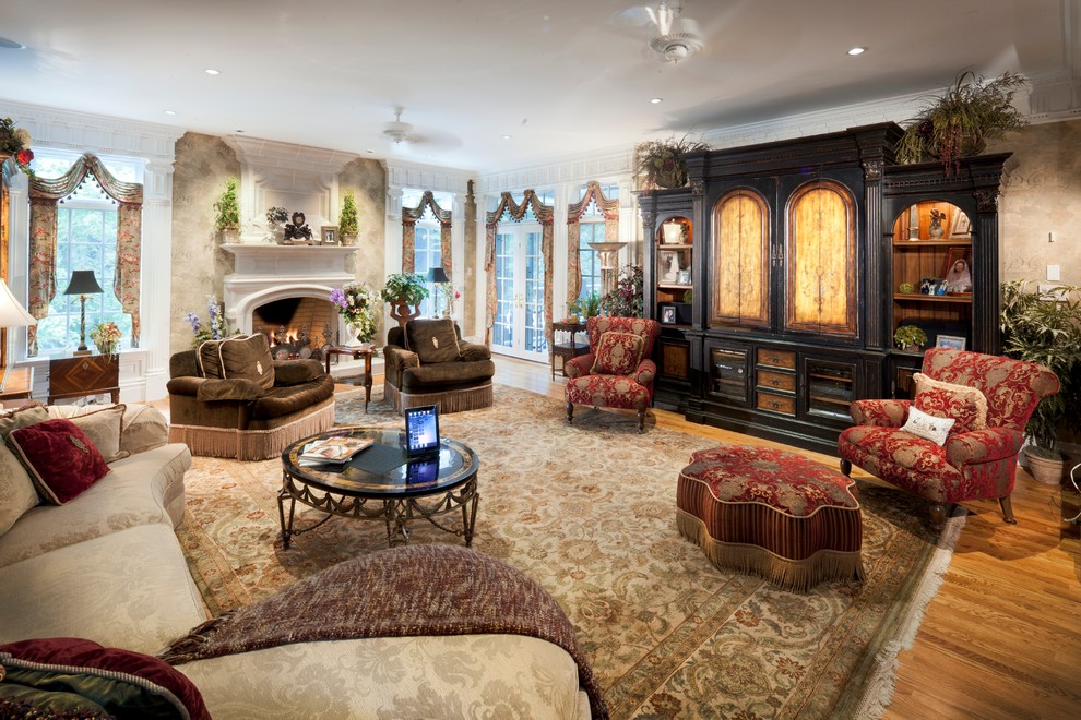 Esempio di un grande soggiorno classico aperto con sala formale, pareti beige e TV nascosta