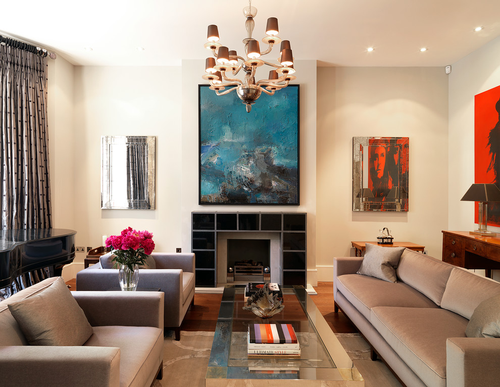 Repräsentatives Klassisches Wohnzimmer mit beiger Wandfarbe, braunem Holzboden und Kamin in London
