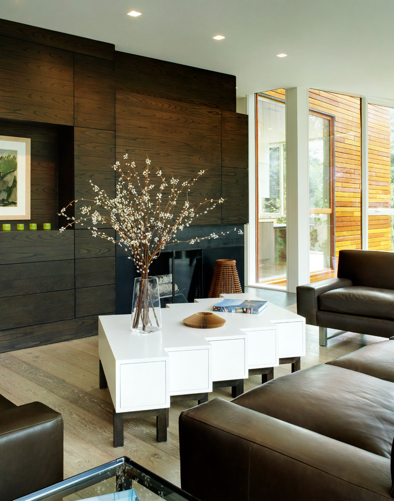 Repräsentatives, Fernseherloses Modernes Wohnzimmer mit weißer Wandfarbe, hellem Holzboden und Eckkamin in New York