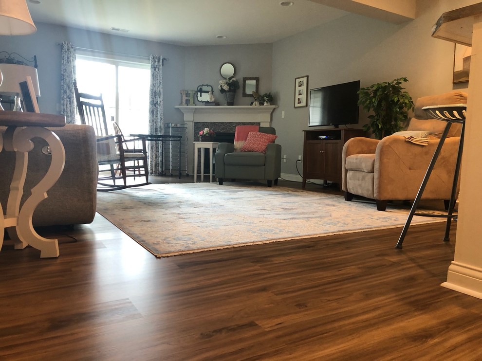 Immagine di un soggiorno country con pavimento in vinile e pavimento marrone