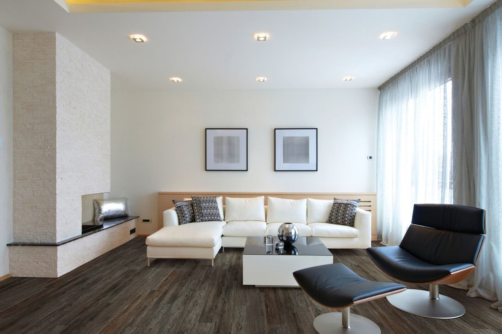 Свежая идея для дизайна: большая открытая, парадная гостиная комната в стиле модернизм с полом из винила, горизонтальным камином, белыми стенами, фасадом камина из кирпича и коричневым полом - отличное фото интерьера