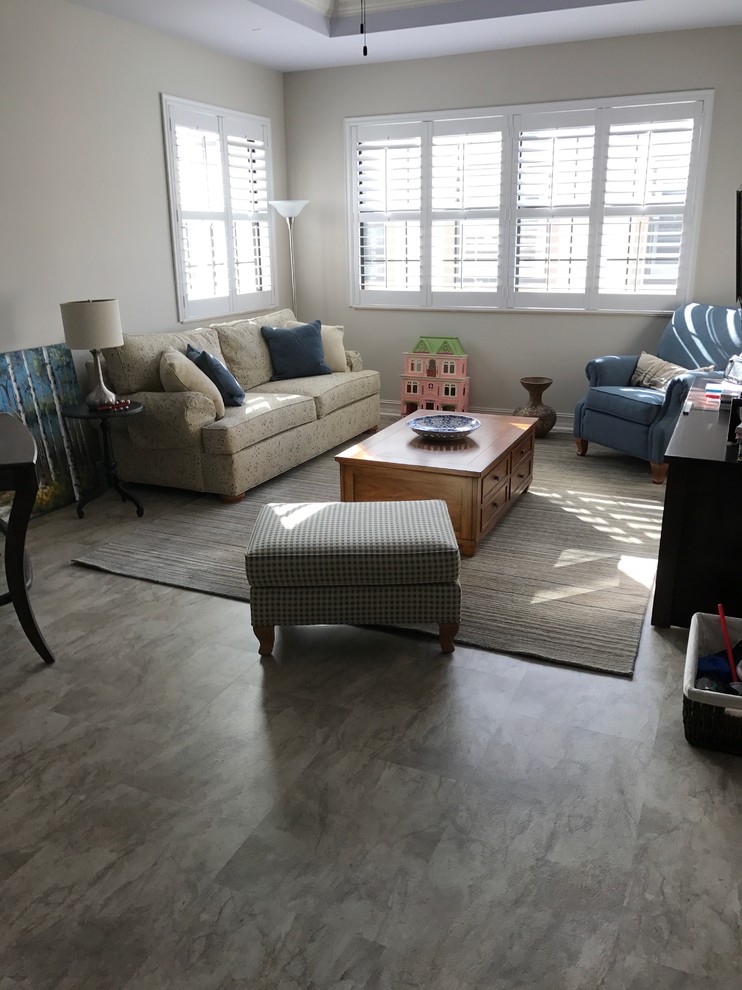 Offenes, Mittelgroßes, Repräsentatives, Fernseherloses Modernes Wohnzimmer ohne Kamin mit beiger Wandfarbe, Keramikboden und grauem Boden in Miami