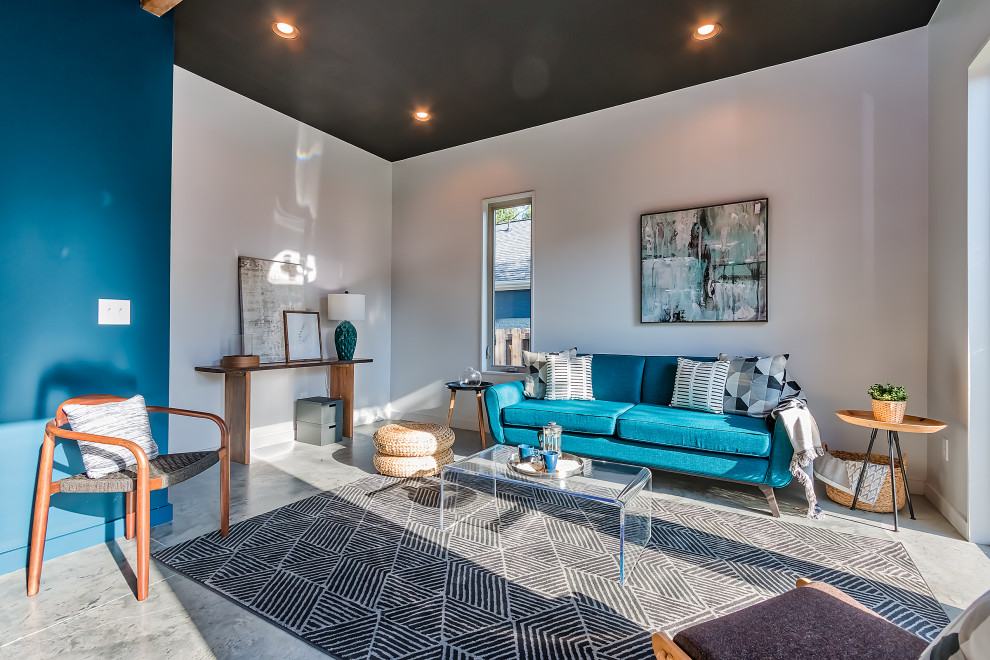 Mittelgroßes, Offenes Modernes Wohnzimmer mit bunten Wänden und grauem Boden in Charlotte