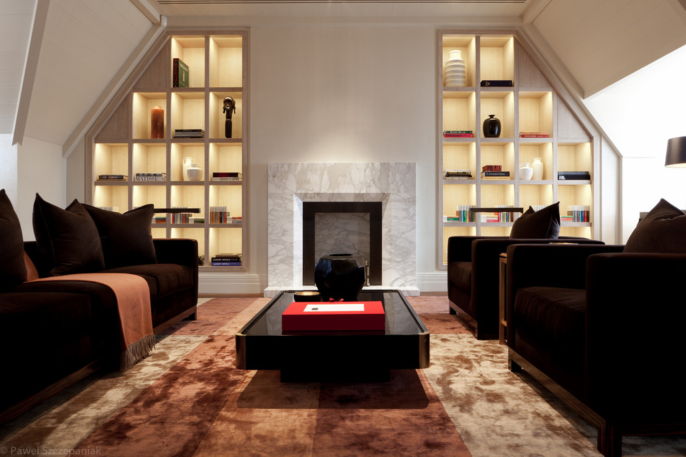 Idee per un grande soggiorno minimalista stile loft con moquette, camino classico e cornice del camino in pietra