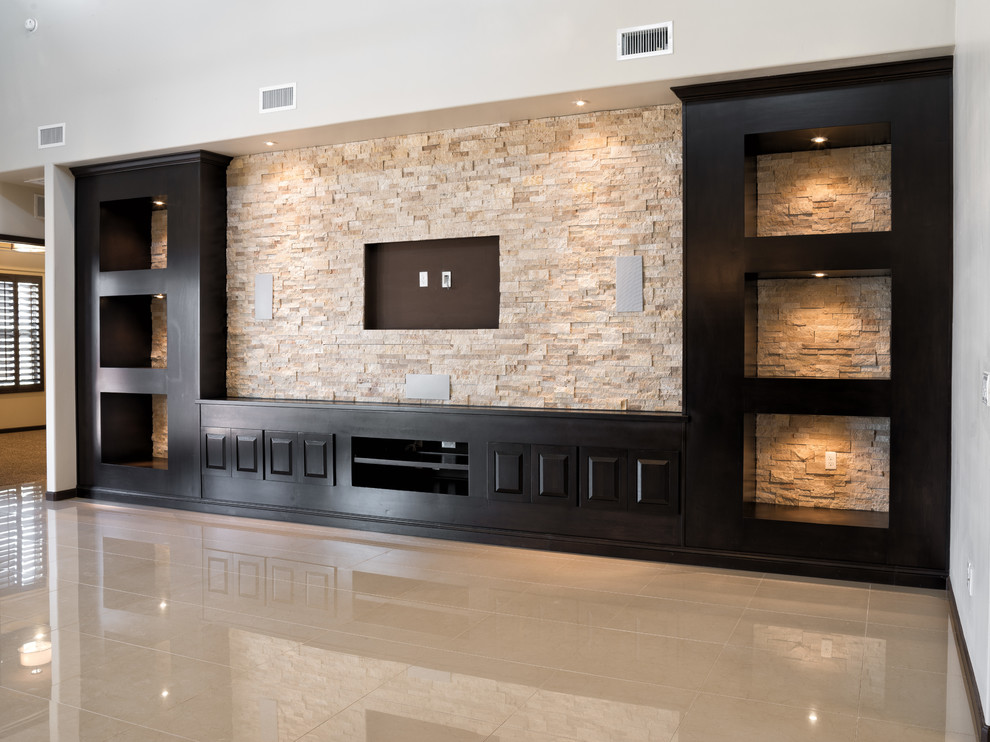 Immagine di un soggiorno tradizionale aperto e di medie dimensioni con pavimento in marmo, pareti bianche e TV a parete