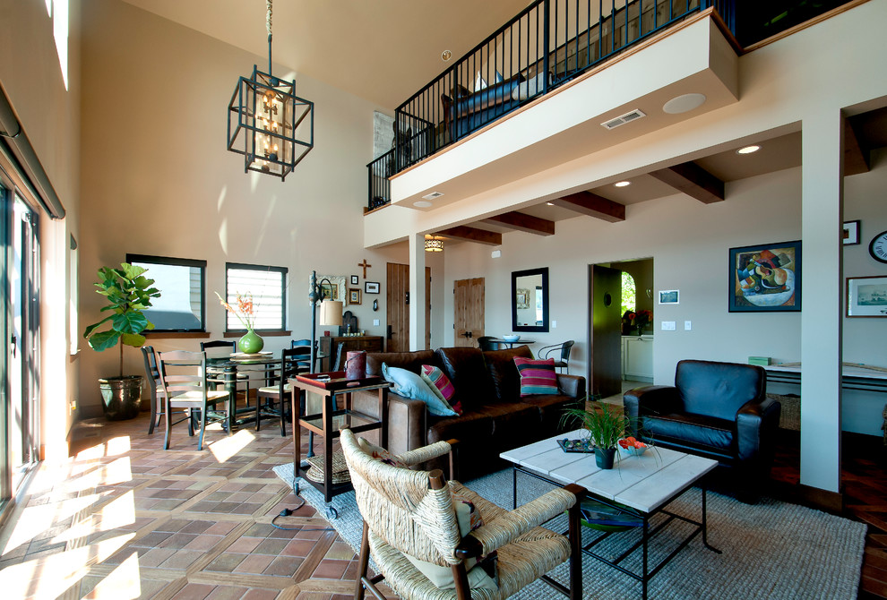 Ejemplo de salón abierto clásico con paredes beige, suelo de baldosas de cerámica y marco de chimenea de baldosas y/o azulejos