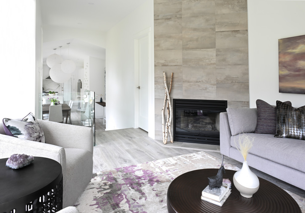 Kleines, Fernseherloses, Offenes Modernes Wohnzimmer mit weißer Wandfarbe, Laminat, Eckkamin und gefliester Kaminumrandung in Vancouver