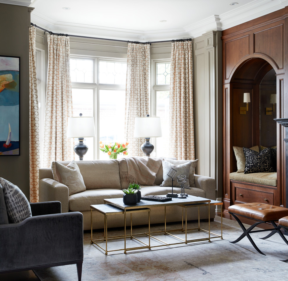 Стильный дизайн: изолированная, парадная гостиная комната среднего размера в классическом стиле с бежевыми стенами, ковровым покрытием и бежевым полом - последний тренд