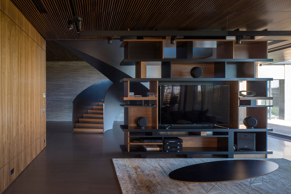 Idee per un grande soggiorno moderno aperto con parquet scuro, parete attrezzata e pavimento marrone
